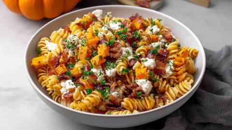 Teller mit Lauwarmer Nudelsalat mit Ofen-Kürbis und Speck