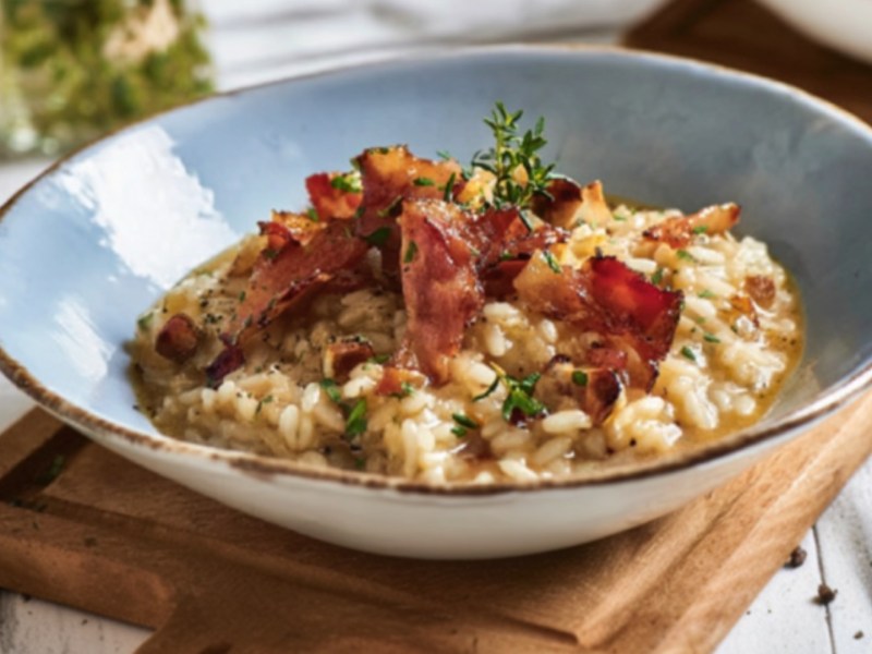 Ein tiefer Teller mit Maronen-Risotto mit Bacon.