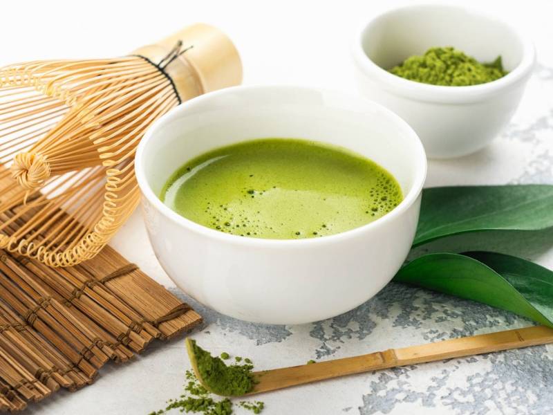 Eine Matcha-Set aus Schneebesen, Schüssel, Löffel, etc.