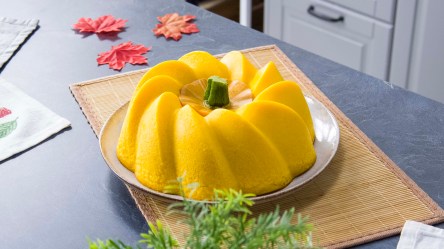 Millassou mit Kürbis auf einem hellen Teller.