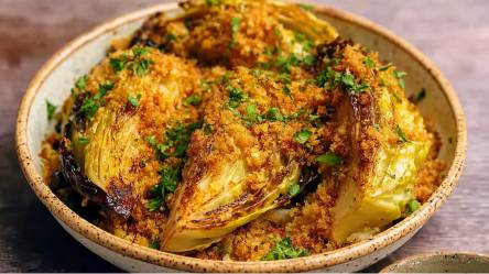 Teller mit Miso-Spitzkohl aus dem Ofen