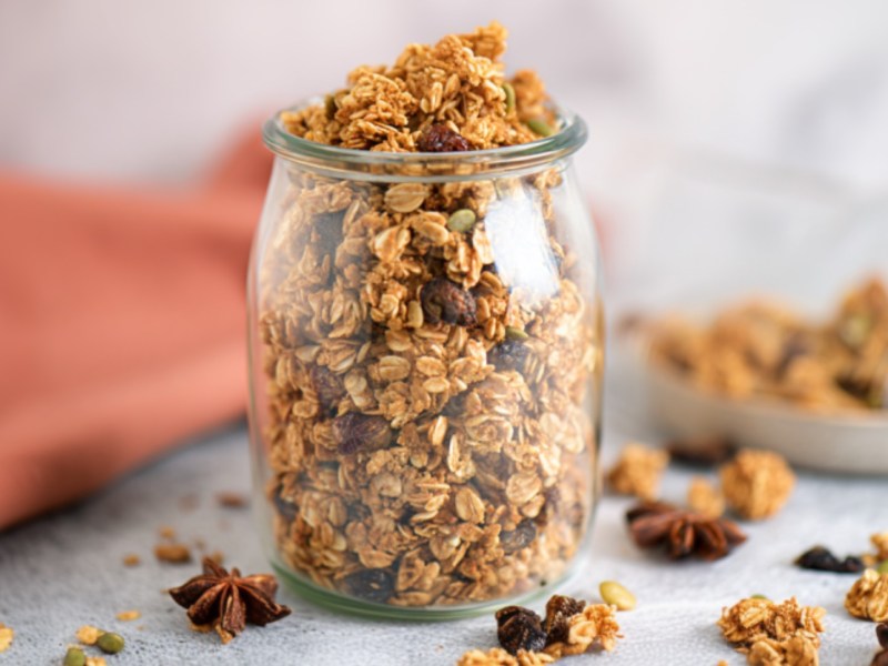 Ein Glas Pumpkin-Spice-Granola.