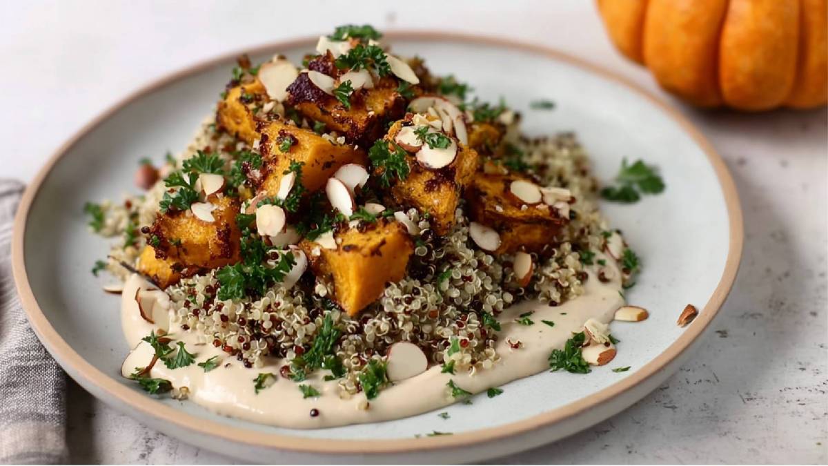 Teller mit Quinoa-Kürbis-Salat mit Tahini-Joghurt