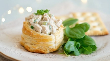 Ragout fin mit Geflügelfüllung auf einem Teller.