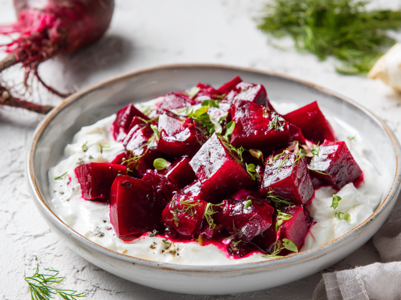 Rote Bete mit Meerrettich-Schmand auf einem minimalistischen Teller.