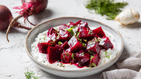 Rote Bete mit Meerrettich-Schmand auf einem minimalistischen Teller.