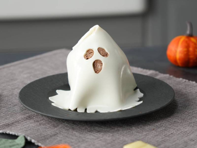 Schoko-Gespenst auf einem Teller