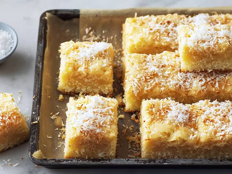 Ein Blech mit in Stücke geschnittenen Silviakaka