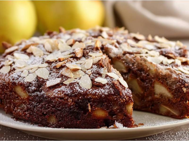 Teller mit einem angeschnittenen Spanischer Apfelkuchen