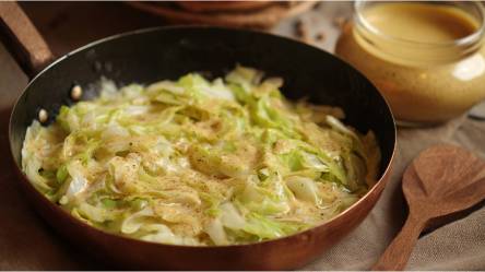 Pfanne mit Spitzkohl in Sahne-Senf-Soße