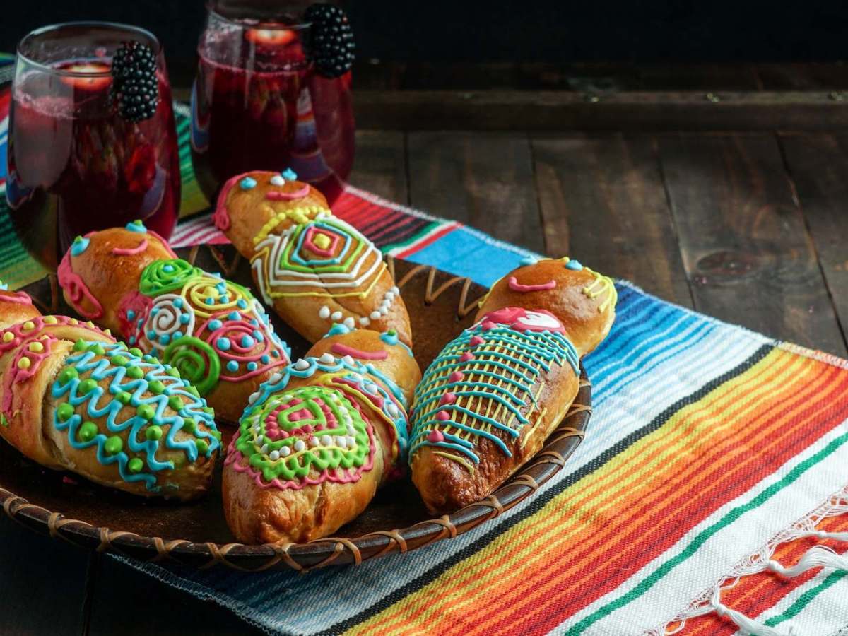 T'anta wawa: südamerikanische Babybrote auf einer bunten Unterlage.