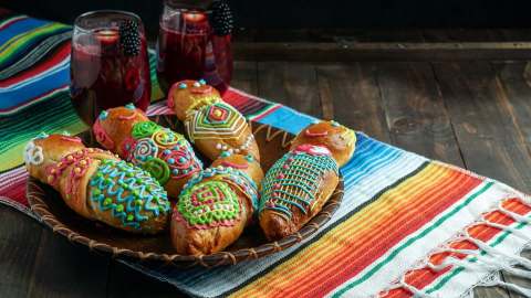 T'anta wawa: südamerikanische Babybrote auf einer bunten Unterlage.