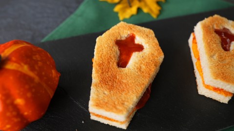 Toastbrot-Särge als Halloween-Fingerfood.