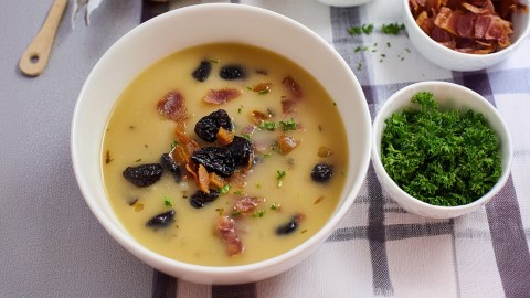 Eine Schüssel Tüften un Plum in der Draufsicht. Drumherum stehen Schälchen mit Zutaten.