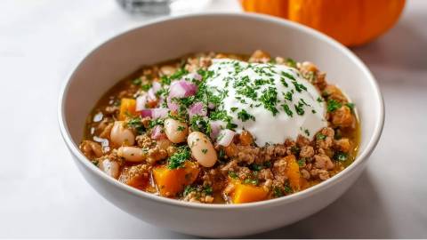 Schale mit einem Weiße-Bohnen-Chili mit Kürbis