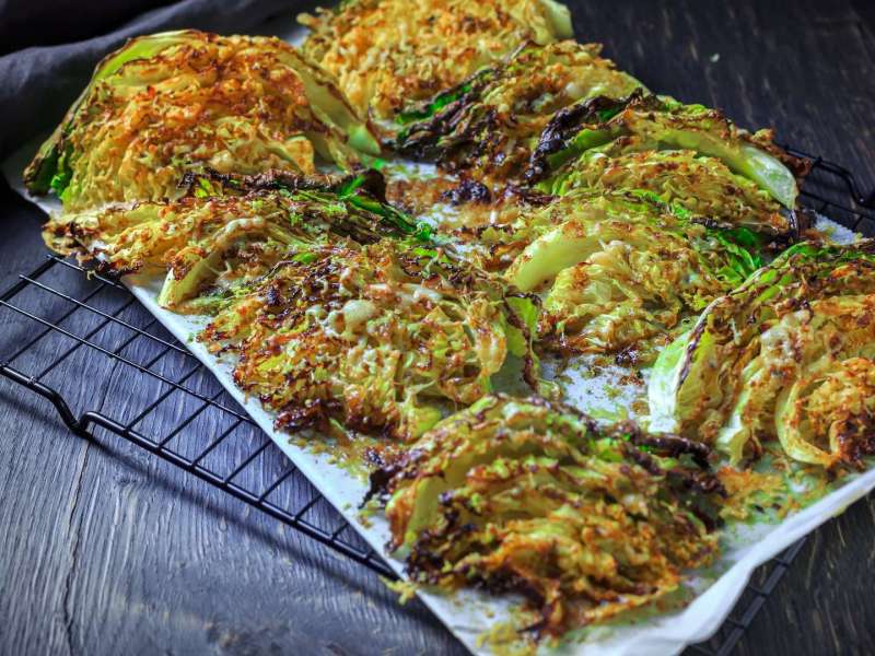 Wirsing mit Parmesankruste auf einem Backpapier.