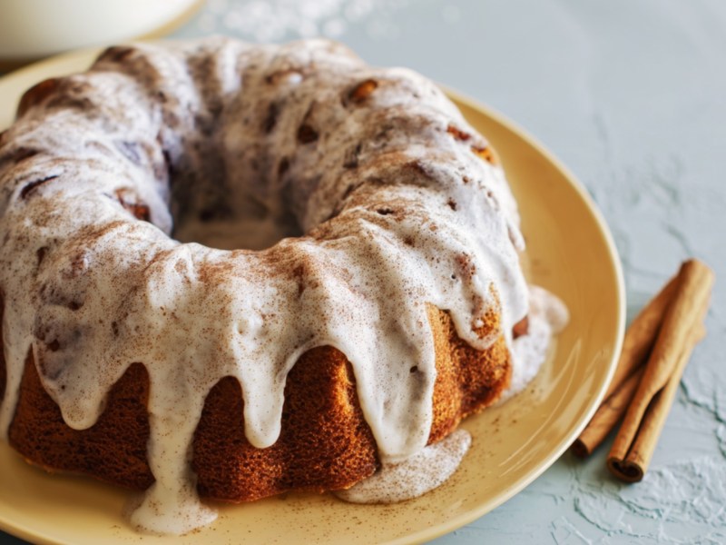 Ein amerikanischer Zimt-Zucker-Kuchen auf einem gelben Teller.