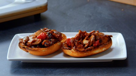 Zu gut für die Tonne: Lunch-Toasts mit Tomaten-Champignons