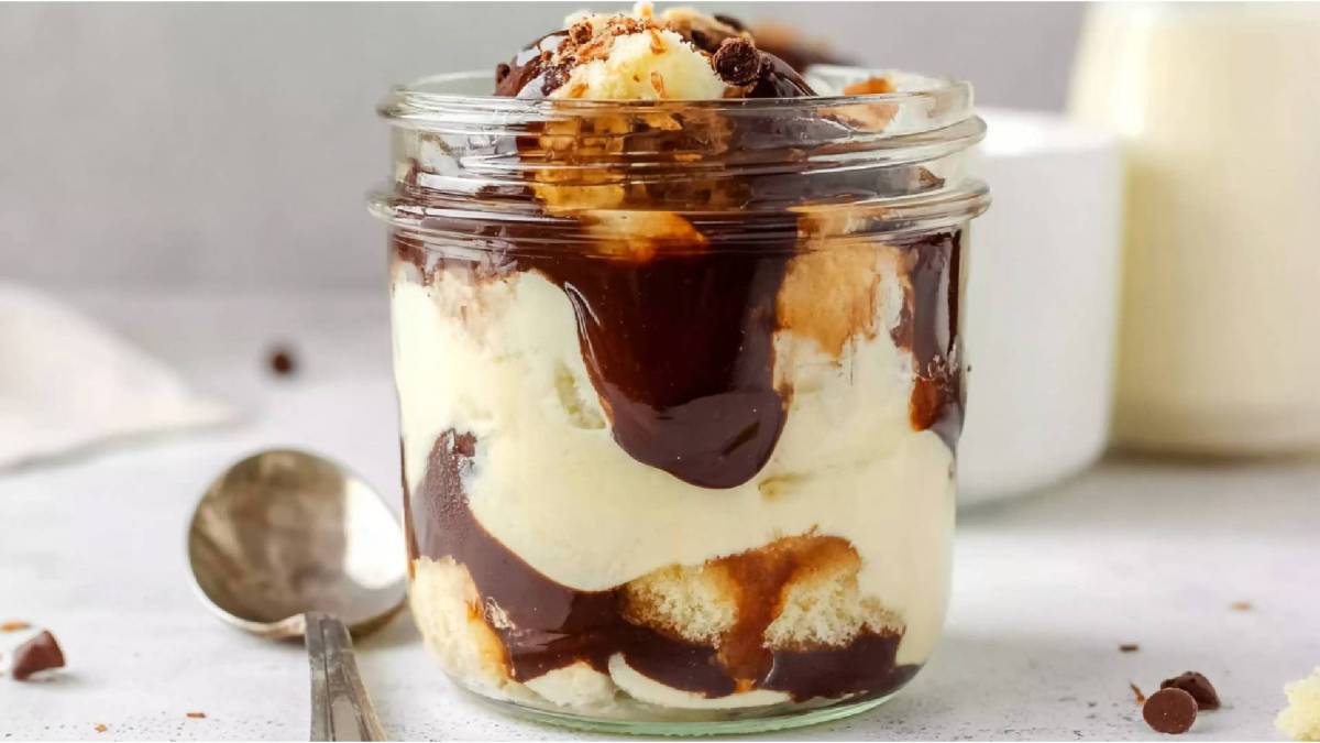 Glas mit Boston Cream Dessert auf einem Tisch Löffel daneben