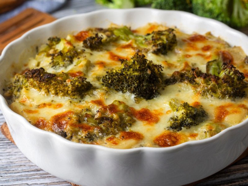 Eine Auflaufform mit Brokkoli-Blumenkohl-Auflauf.