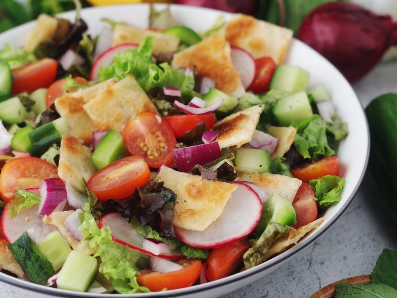 Eine Schale Fattoush-Salat.