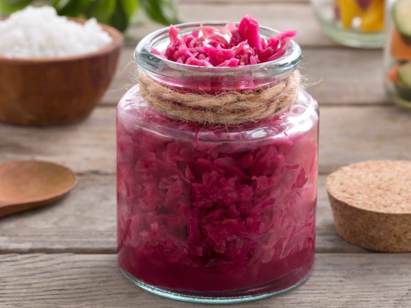 Ein Glas Fermentierter Rotkohl.