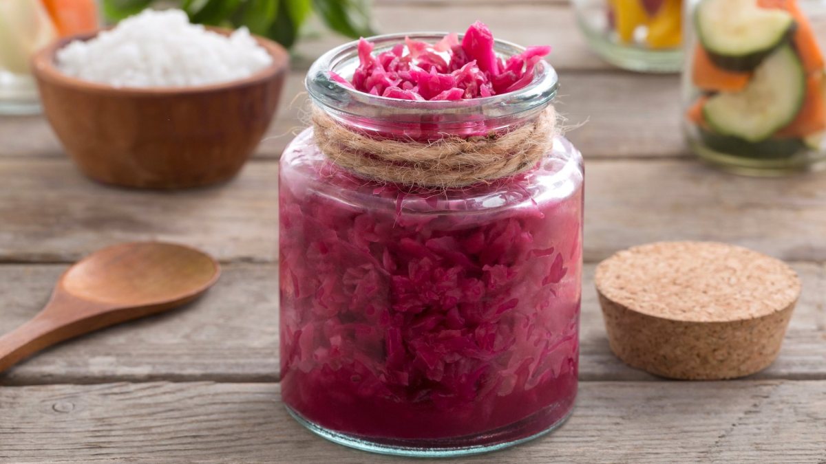 Ein Glas Fermentierter Rotkohl.