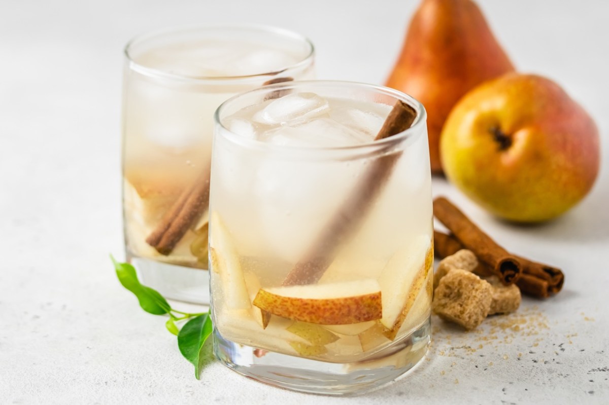 Zwei Gläser mit Gin Fizz mit Birne und Vanille.