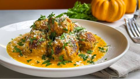 Teller mit Hackbällchen in Kürbis-Parmesansoße