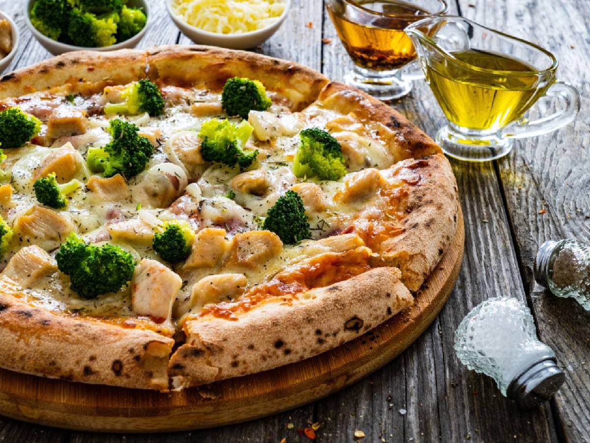 Diese Hähnchen-Brokkoli-Pizza lässt jede Tiefkühlpizza alt aussehen
