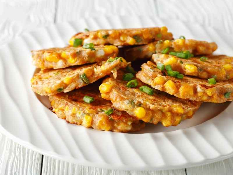 Ein Teller mit Käse-Maispuffern.