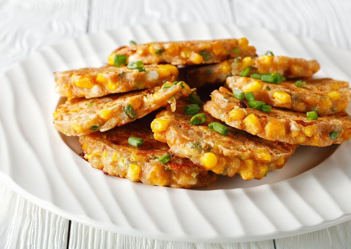 Ein Teller mit Käse-Maispuffern.