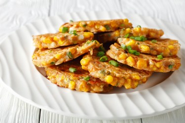 Ein Teller mit Käse-Maispuffern.