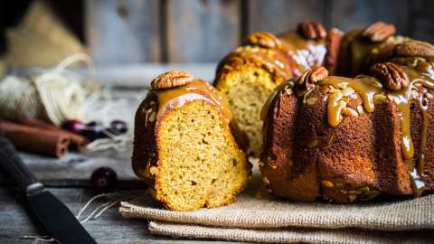 Ein angeschnittener Kürbis-Karamell-Kuchen.