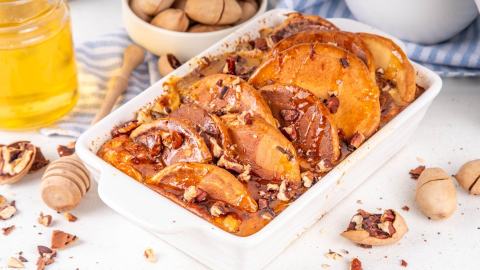 Eine Auflaufform mit Pancake-Auflauf.