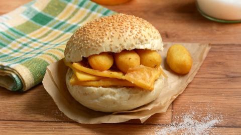 Sizilianische Panelle: frittierte Kichererbsenfladen in einem Brötchen.