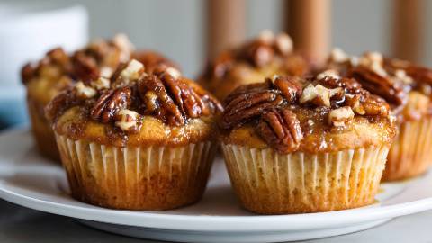 Teller mit mehreren Pekannuss-Muffins