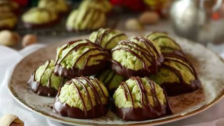 Teller mit Pistazien-Makronen