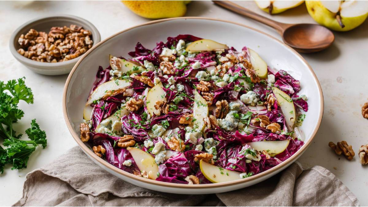 Schale mit Radicchio-Birnen-Salat mit Blauschimmelkäse