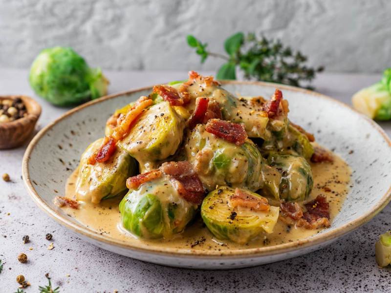 Ein Teller Rahm-Rosenkohl mit Speck.