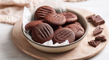 Schoko-Puddingplätzchen in einer Schale, die auf einem Holzbrett steht.