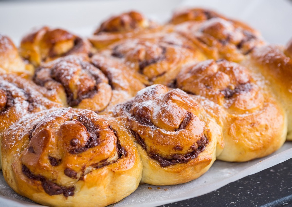 Ein Blech voll mit Schoko-Spekulatius-Brötchen.