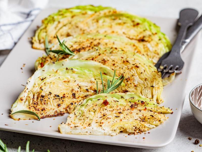 Spitzkohl aus dem Airfryer auf einer weißen Servierplatte.