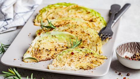 Spitzkohl aus dem Airfryer auf einer weißen Servierplatte.