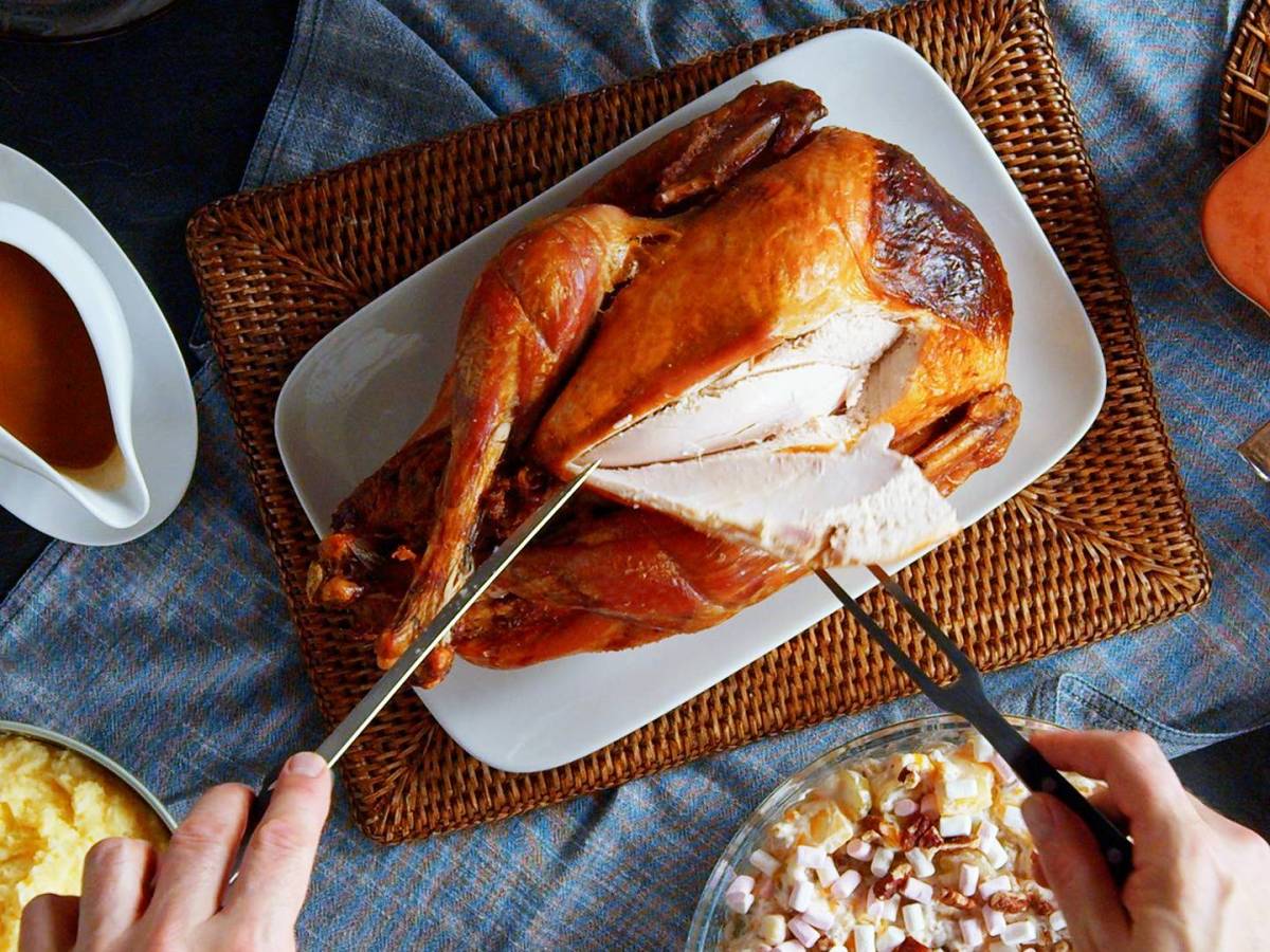 angeschnittene Thanksgiving-Pute auf einem Tisch