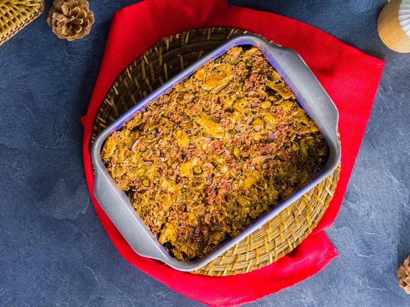 Eine Auflaufform mit Truthahnfüllung-Auflauf