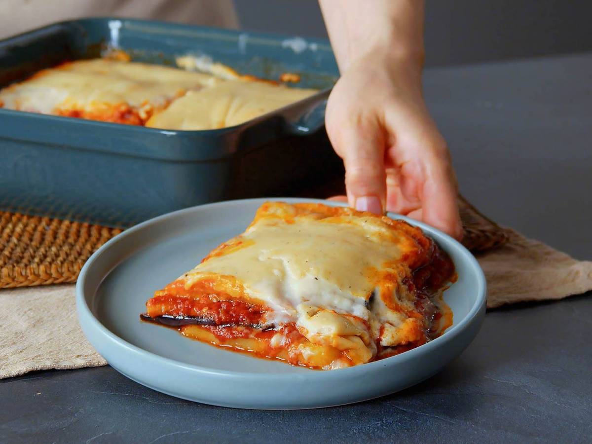 Ein Teller mit einem Stück vegetarische Moussaka