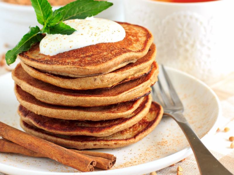 Ein Stapel Zimt-Maronen-Pancakes mit Dip.