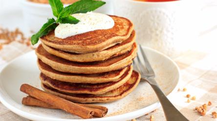 Ein Stapel Zimt-Maronen-Pancakes mit Dip.