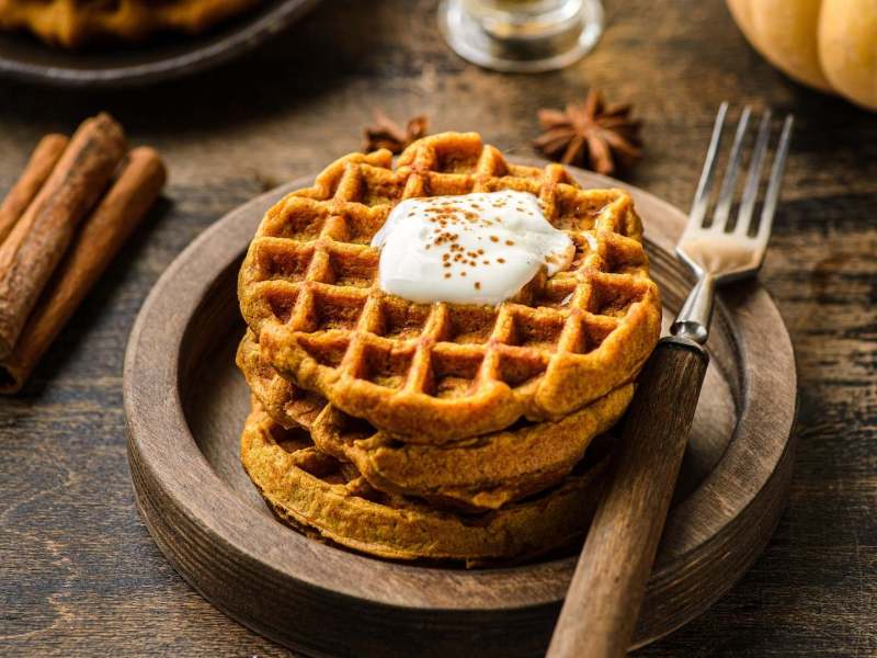 Ein Stapel Zimtwaffeln mit Joghurt-Dip.